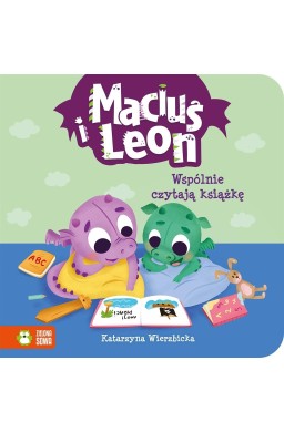 Maciuś i Leon wspólnie czytają książkę