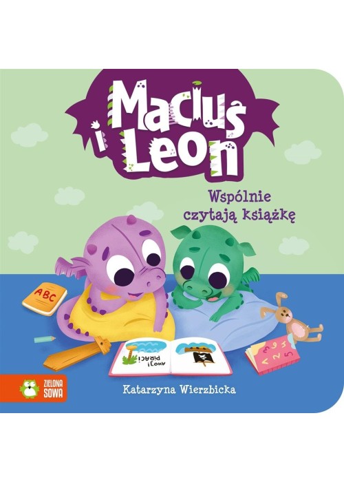 Maciuś i Leon wspólnie czytają książkę