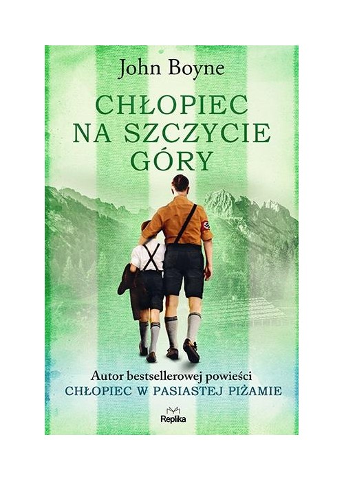 Chłopiec na szczycie góry