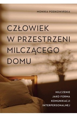 Człowiek w przestrzeni milczącego domu