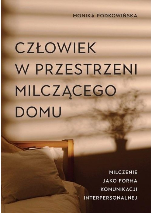 Człowiek w przestrzeni milczącego domu