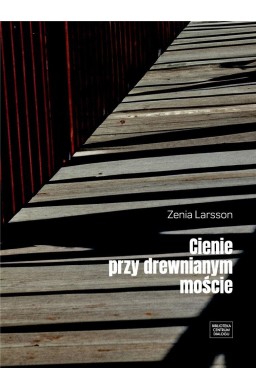 Cienie przy drewnianym moście