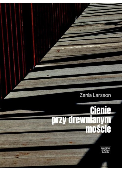 Cienie przy drewnianym moście